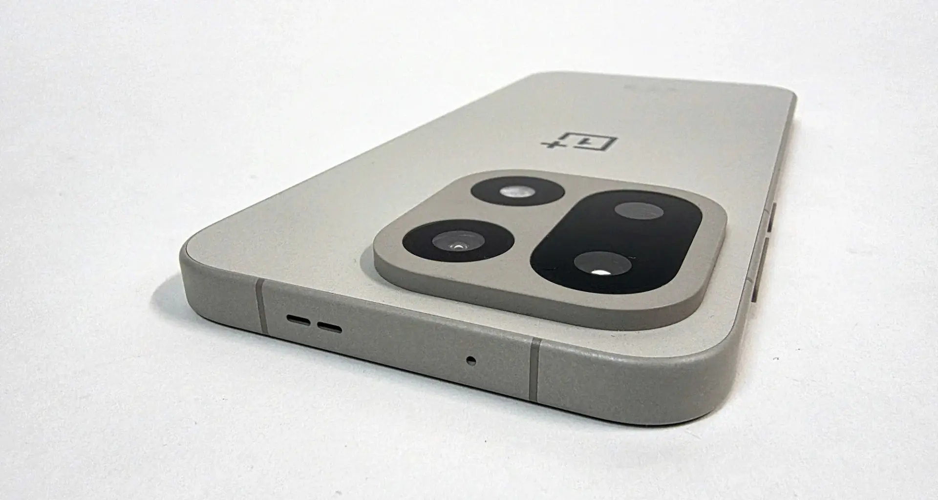 Nyt tiedämme, milloin jättiakkuinen OnePlus 15T julkaistaan