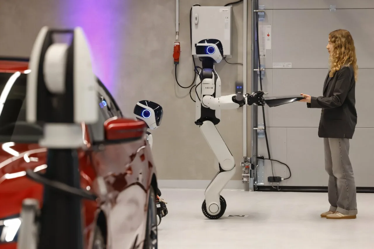 Tsekkaa nämä robotit, jotka "eivät uhkaa ihmisten työpaikkoja" BMW:n tehtaalla