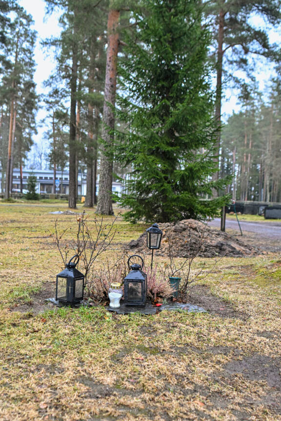 Tältä taiteilijan haudalla näyttää nyt. Edes Juhani Palmun nimeä ei näy missään.