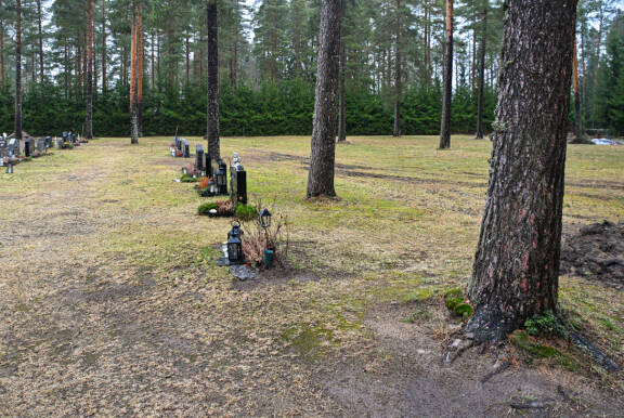 Juhanin hauta on lähestulkoon huomaamaton.