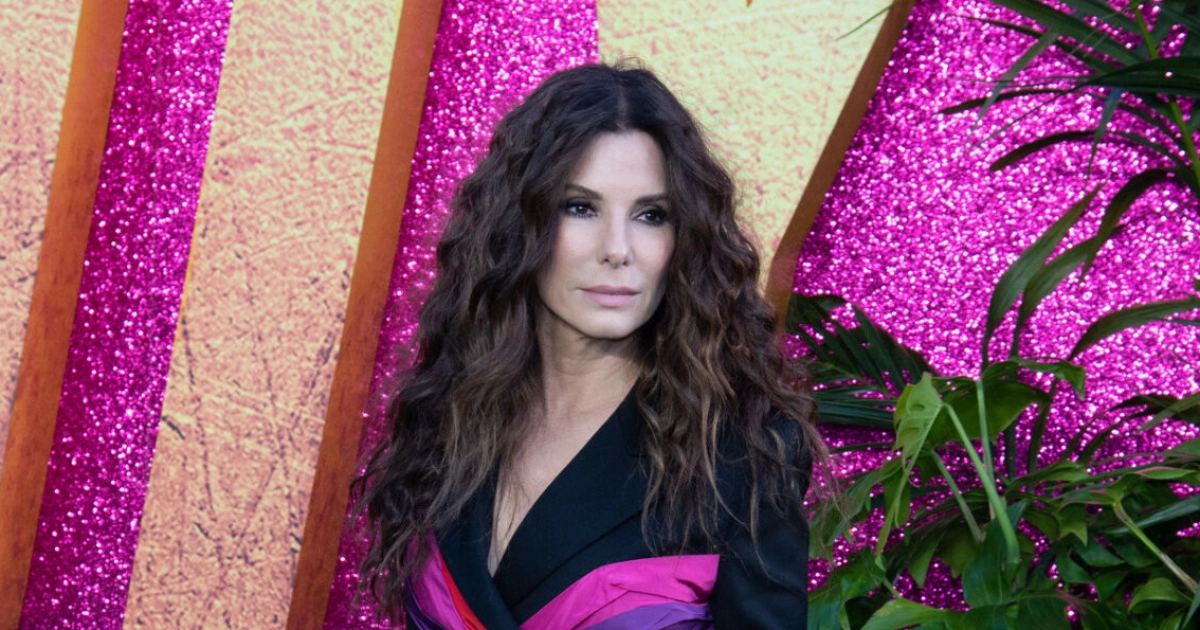 Sandra Bullock, 61, säväyttää punaisella matolla rohkealla asullaan
