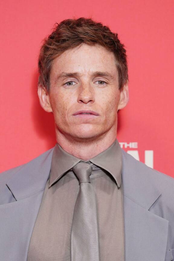 Eddie voitti parhaan miespääosan Oscarin The Theory of Everything -elokuvasta, jossa hän näytteli Stephen Hawkingia.