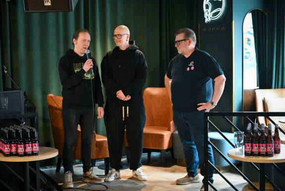 Simo Santapukki, Toni Wirtanen ja Teerenpelin toimitusjohtaja Anssi Pyysing jutustelivat Lahdessa.