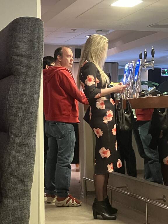 Mieletön lady tupsahti miljonäärin läheisyyteen tiskille.