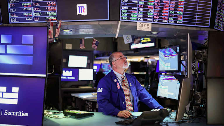 Pörssimeklari seuraa monitoreilta markkinoiden avautumista New Yorkin pörssissä.