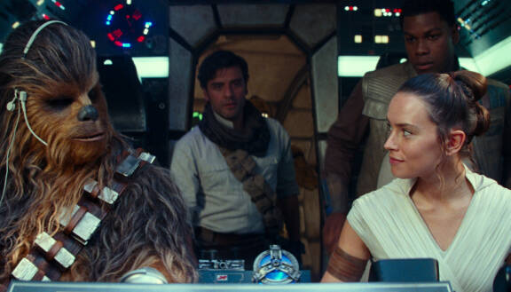 Joonas Suotamo Chewbaccana, Oscar Isaac Poe Dameronina, Daisy Ridley Reyn roolissa ja John Boyega Finnin roolissa Star Wars: The Rise of Skywalker -elokuvassa.