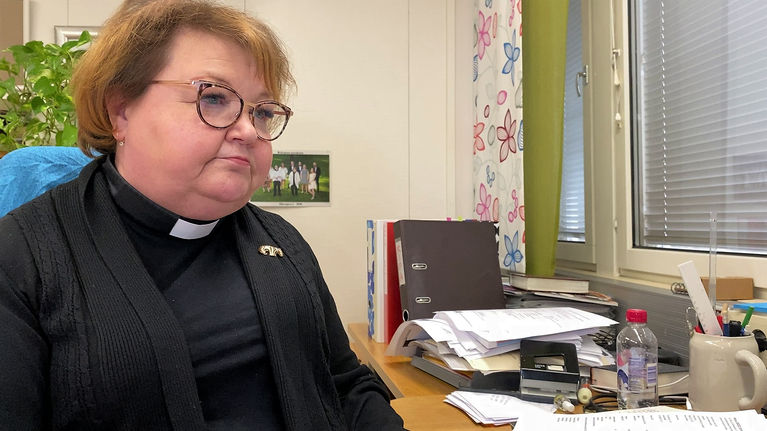 Riihimäen kirkkoherra Sirpa Viherä kirjoittaa työhuoneessaan tietokoneella.