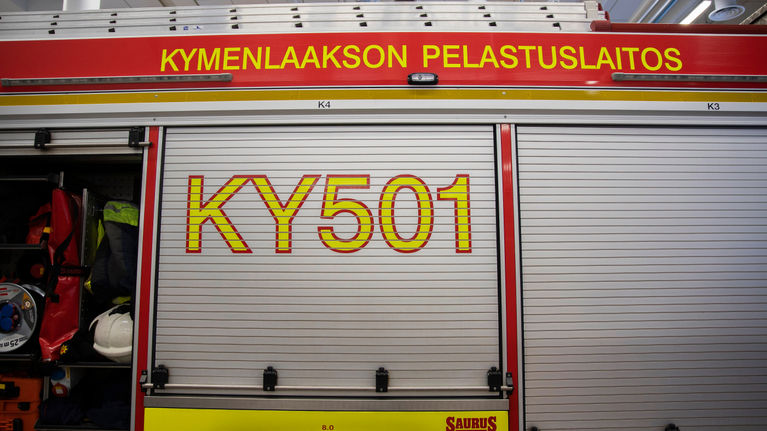 Kymenlaakson pelastuslaitoksen paloauto Kouvolan paloasemalla.
