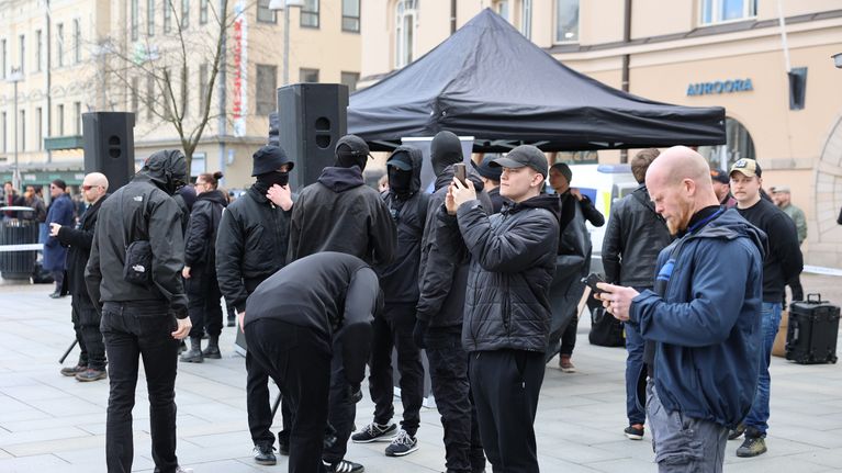 Sinimusta liike mielenosoituksessa.
