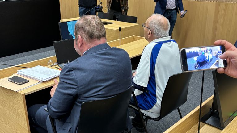 Taivalkosken kylätalomurhan oikeudenkäynti alkoi. Syytetty kuvattuna oikeudessa asianajajansa vieressä. 