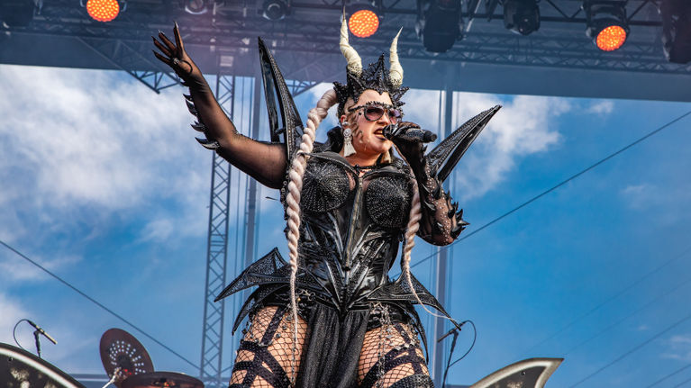 Battle Beastin Noora Louhimo esiintyy Tuska-festivaalilla 2025.