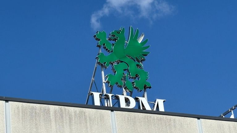 UPM:n Rauman tehtaan katolla oleva kyltti kuvattuna ulkoapäin kesällä.
