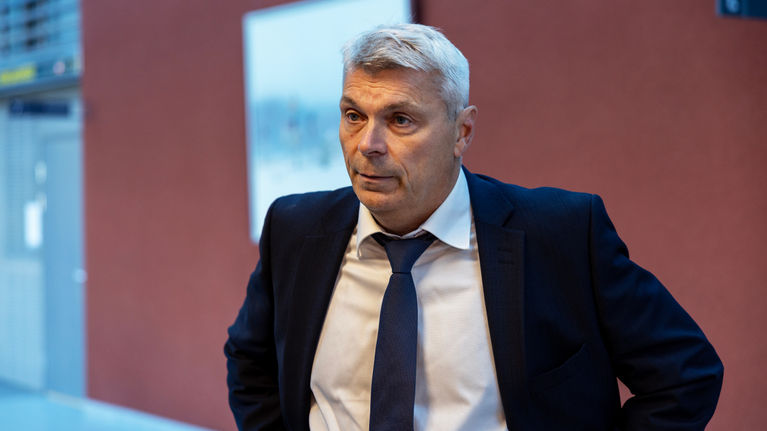 Jari Suurla Kouvolan oikeus- ja poliisitalolla.