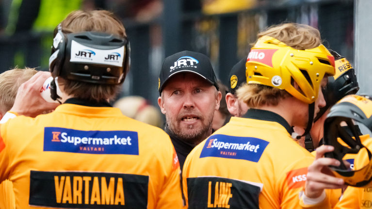 Petri Tuuva ohjeistaa pelaajia. Hänen edessään Patrik Vartama ja Eemeli Laine selät kameraan päin.