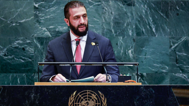 Syyrian presidentti Ahmad al-Šaraa puhumassa YK:ssa.