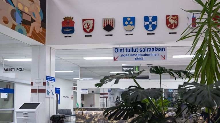 Sairaalan aulan ilmoittautumisopasteet.