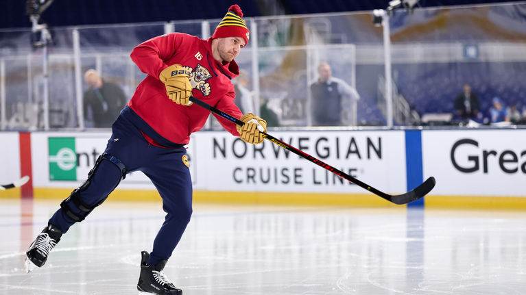 Aleksander Barkov luistelee jäällä Panthersin huppari päällään.