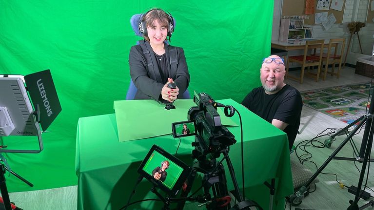 Kuvauksissa käytetään green screen -taustaa ja ammattitason videokalustoa studiotilassa.