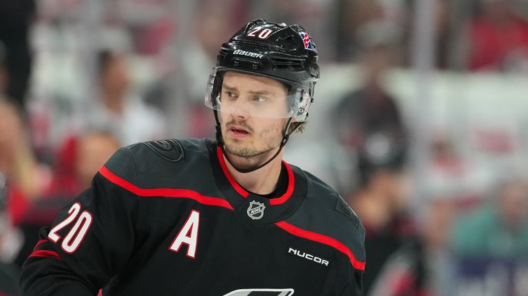 Sebastian Aho Carolina Hurricanesin paidassa.