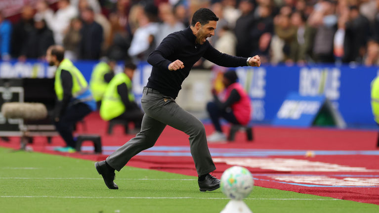 Arsenalin manageri Mikel Arteta tuuletti.