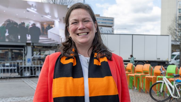 Kouvolan kaupungin viestintä- ja markkinointipäällikkö Charissa McCarron Kouvolan kauppatorilla Kookoon huivi kaulassa.