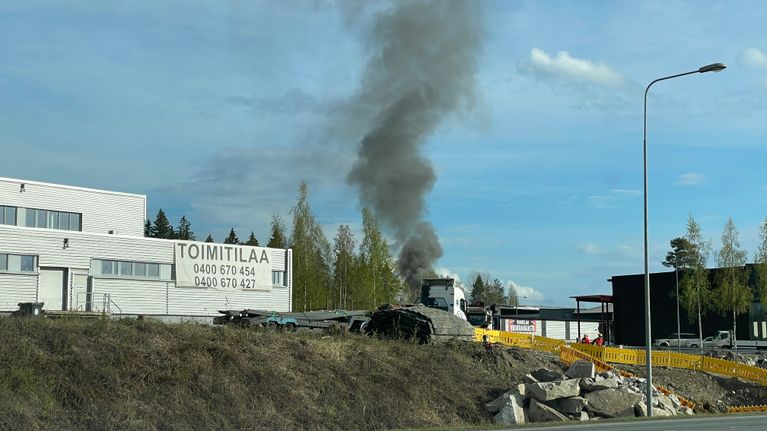 Savupatsas teollisuusalueen keskellä.