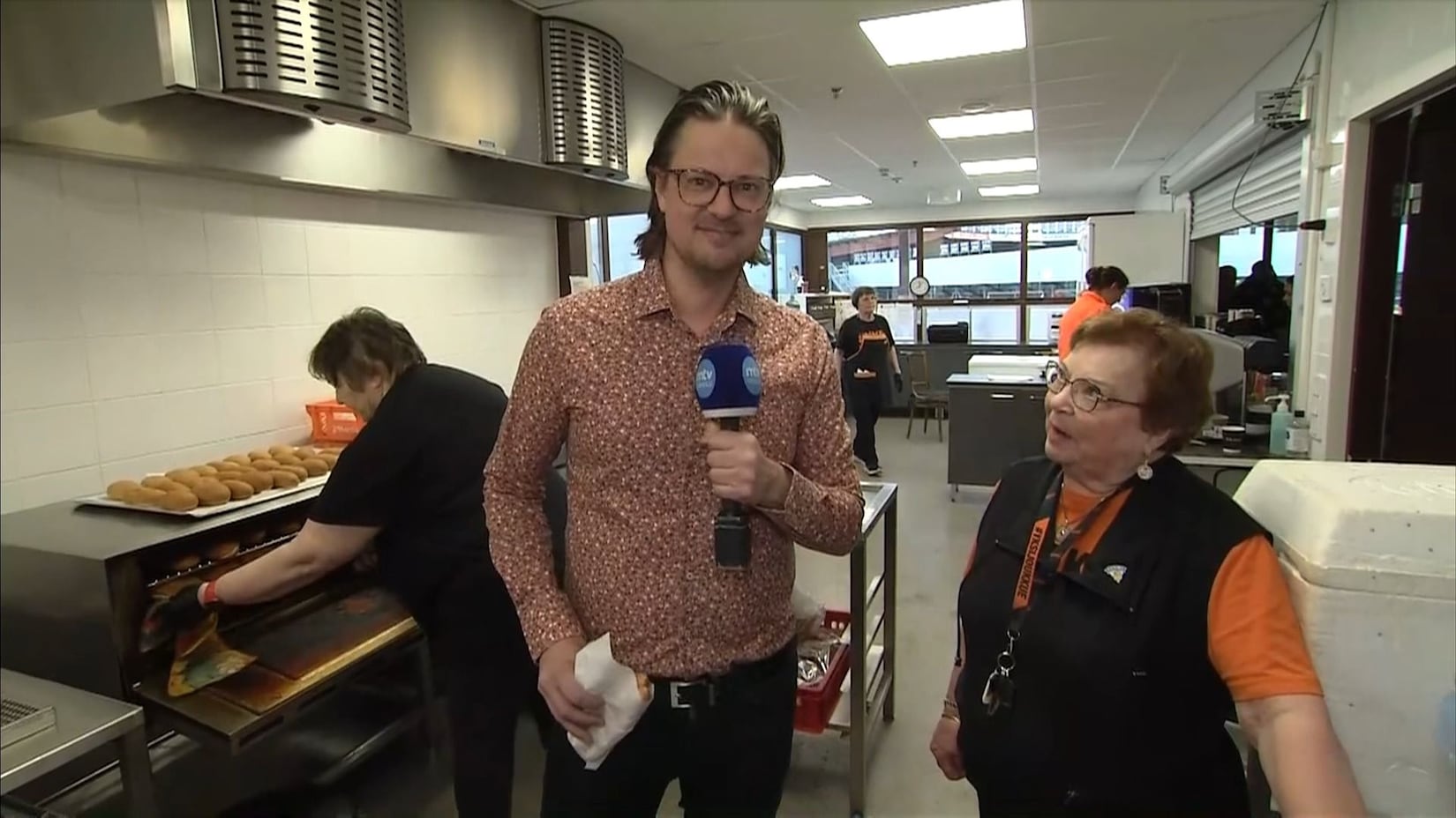 Riittävätkö lihapiirakat ja nakit? Kouvolan jäähallissa varauduttu tällä kertaa paremmin