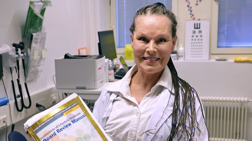 Lääkäri Soili Kasasella on käsissään elämäntapalääketieteen oppikirja.