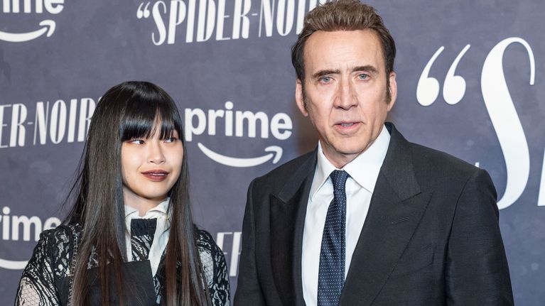 Riko Shibata ja Nicolas Cage kuvattuna seinää vasten, jossa lukee Spider-Noir ja Prime.