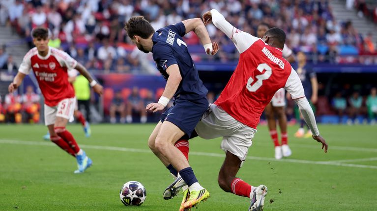 Khvitša Kvaratskhelia hankkii PSG:lle rangaistuspotkun.