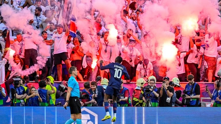 Ousmane Dembele juhli maaliaan soihtujen edessä.