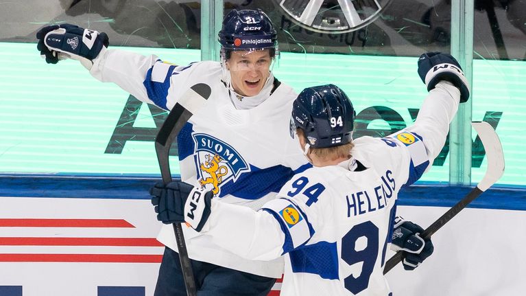 Patrik Puistola och Konsta Helenius firar mål.