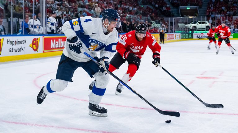 Mikko Lehtonen kiekon kanssa.
