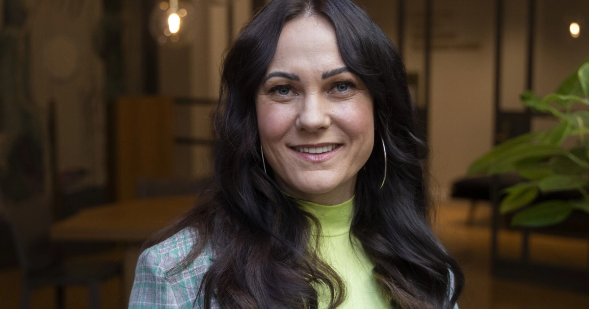 Mira Luoti ja tytär Trine koskettivat yleisöä hyväntekeväisyystapahtumassa. Nousi lavalle yhdessä.