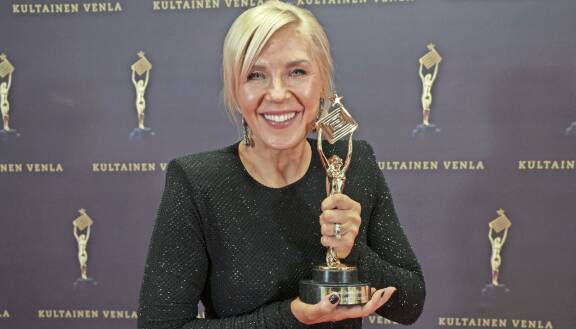 Vappu Pimiä poseeraa Venla-palkinnon kanssa