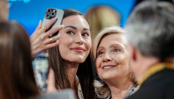 Helmikuussa Sanna nappasi kaverikuvan Hillary Clintonin kanssa Münchenin turvallisuuskonferenssissa.
