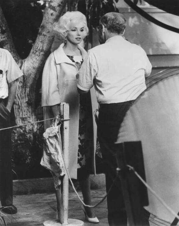 Marilyn Monroen viimeisiksi kuvauksiksi jäi elokuva Something Got To Give, jota ei näyttelijän yllättävän kuoleman vuoksi saatu koskaan valmiiksi. Kuvassa Marilyn elokuvan ohjaajan George Cukorin kanssa.
