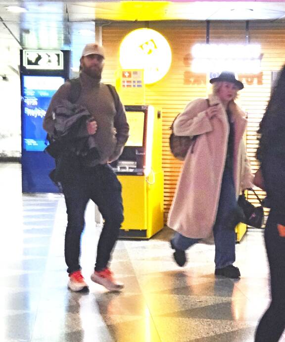 Paparazzi kuvasi vuodenvaihteessa Jollen ja tanssija Kastanja Rauhalan lentokentällä.