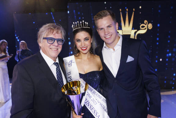 2023 Mikko oli mukana kannustamassa, kun pojantytär Maisa Alatalo kruunattiin Miss Suomen perintöprinsessaksi.