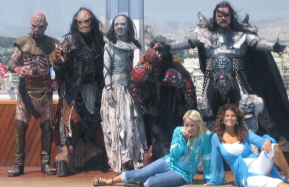 Lordi -yhtye ja Carola Häggkvist poseeraavat yhdessä.