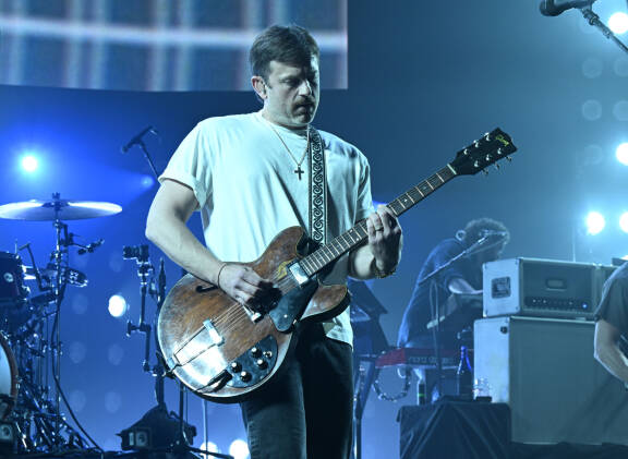 Kings of Leon -yhtyeen laulaja-kitaristi Caleb Followill taituroi kesäkuussa Tallinnassa.