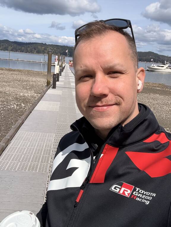 Jonne lähetti Seiskalle itsestään kuvan Seattlesta, jossa ajettiin paikallinen rallikilpailu.