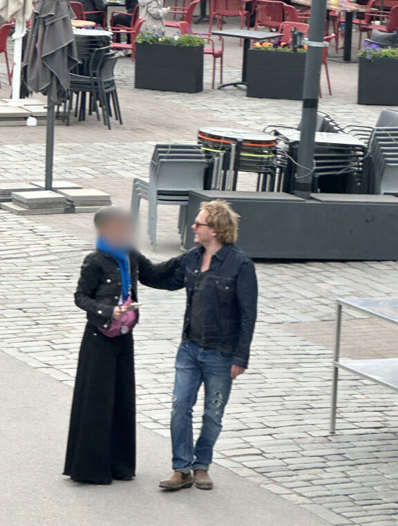 Jonne otti yhteiskuvan faninsa kanssa epäröimättä.