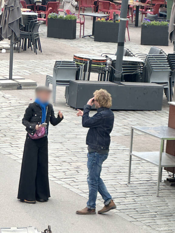 Vappujuhlijat tunnistivat rock-tähden ihmismassan seasta.