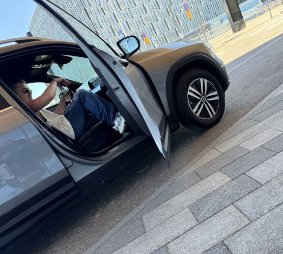 Autoon päästyään Käärijä nappasi juoman käteen ja otti nahkatakin pois.