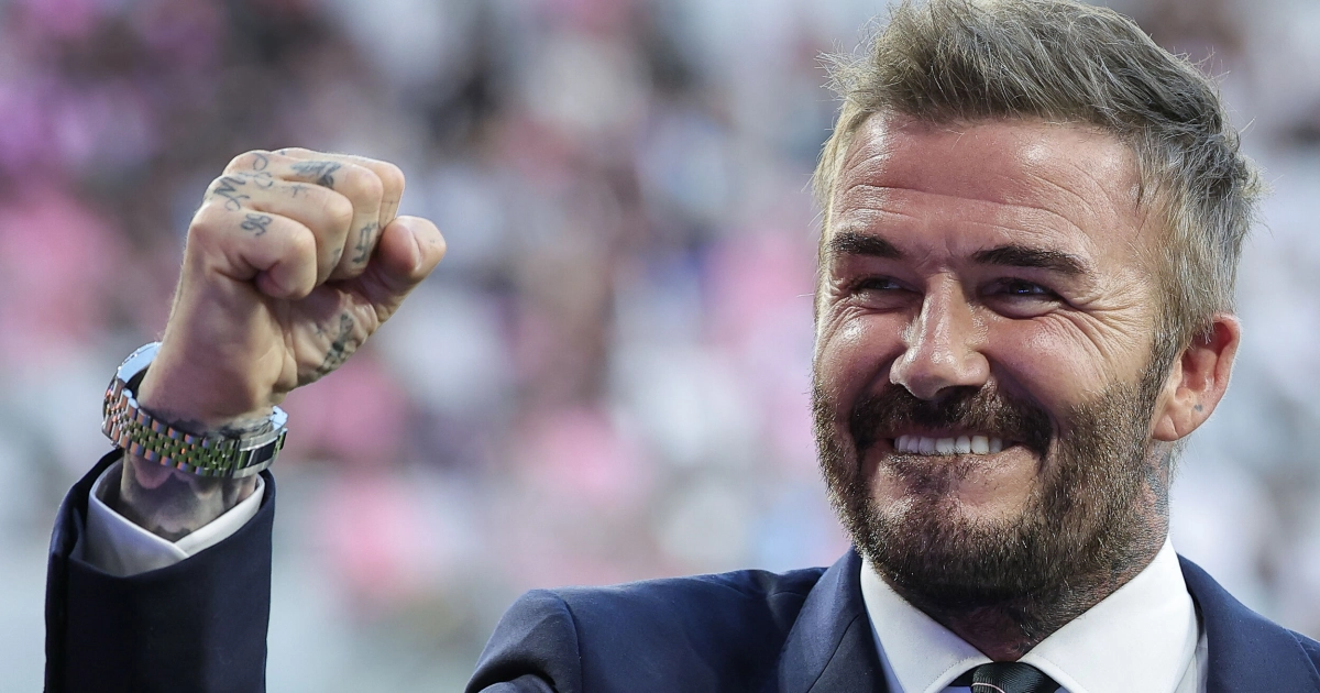 David Beckham: näyttää kuin isä varta vasten piikittelisi poissa pysyvää poikaansa Instagram-julkaisussaan