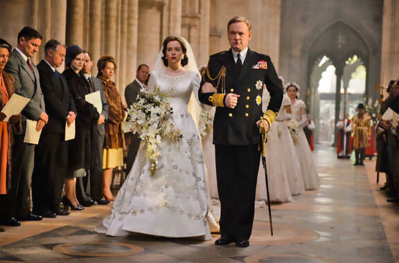 The Crown -sarja alkoi Elisabetin nuoruudesta. Uutuussarja taas alkaa Elisabetin isoisoisoäidin Viktorian kuolemasta, kun tämän vanhimmasta pojasta Edwardista tuli hallitsija.