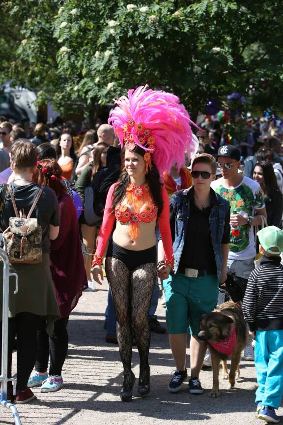 Saara ja Meri-rakas pride-kulkueessa Helsingissä kesällä 2015.