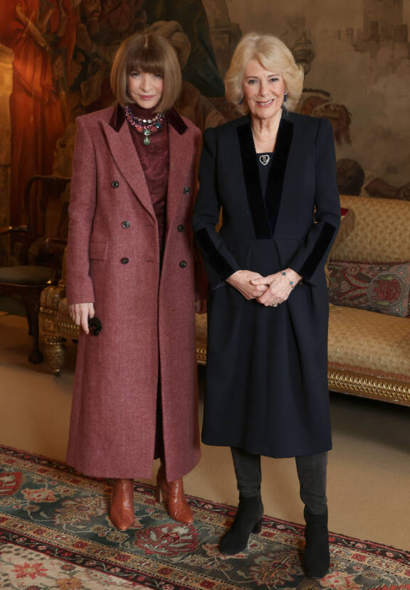 Anna Wintour ja kuningatar Camilla kuvattuna helmikuussa 2026. Anna oli hyvissä väleissä myös edesmenneen kuningatar Elisabetin kanssa.