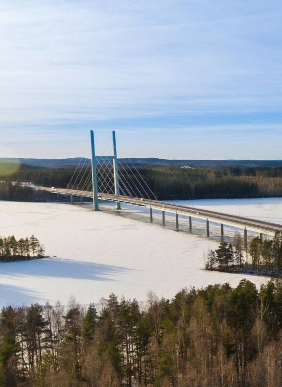 Lähes kilometrin mittainen ja yli 100 metriä korkea Tähtiniemen silta on Heinolan maamerkki.
